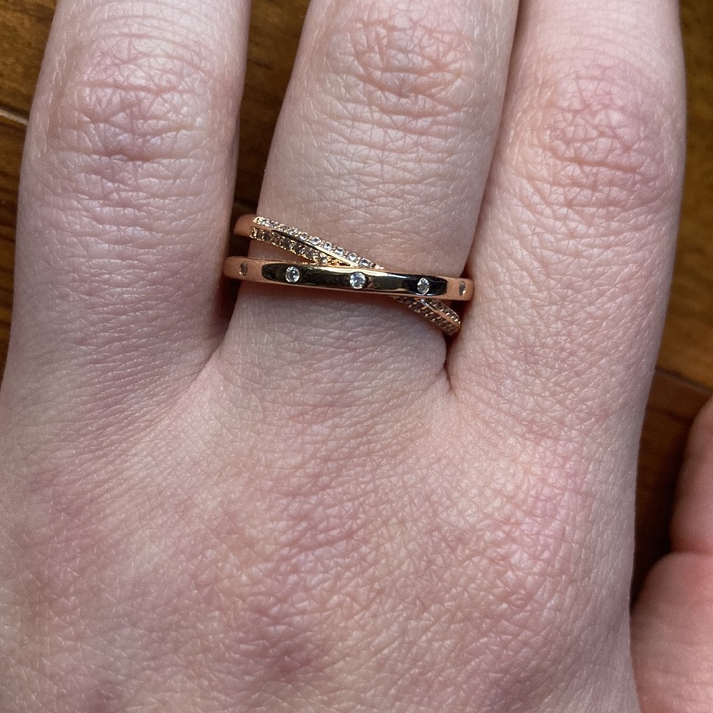 BUNDLE THIS FOR $10 Criss cross beauty ring